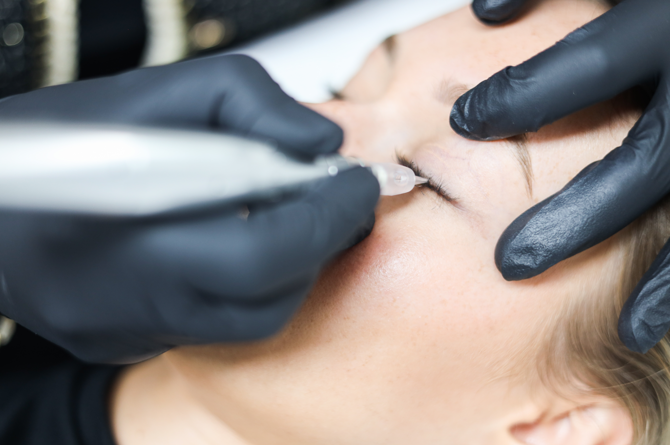 Permanent makeup specialist in Gorinchem die lippigmentatie, deepliner/eyeliner en powderbrows uitvoert