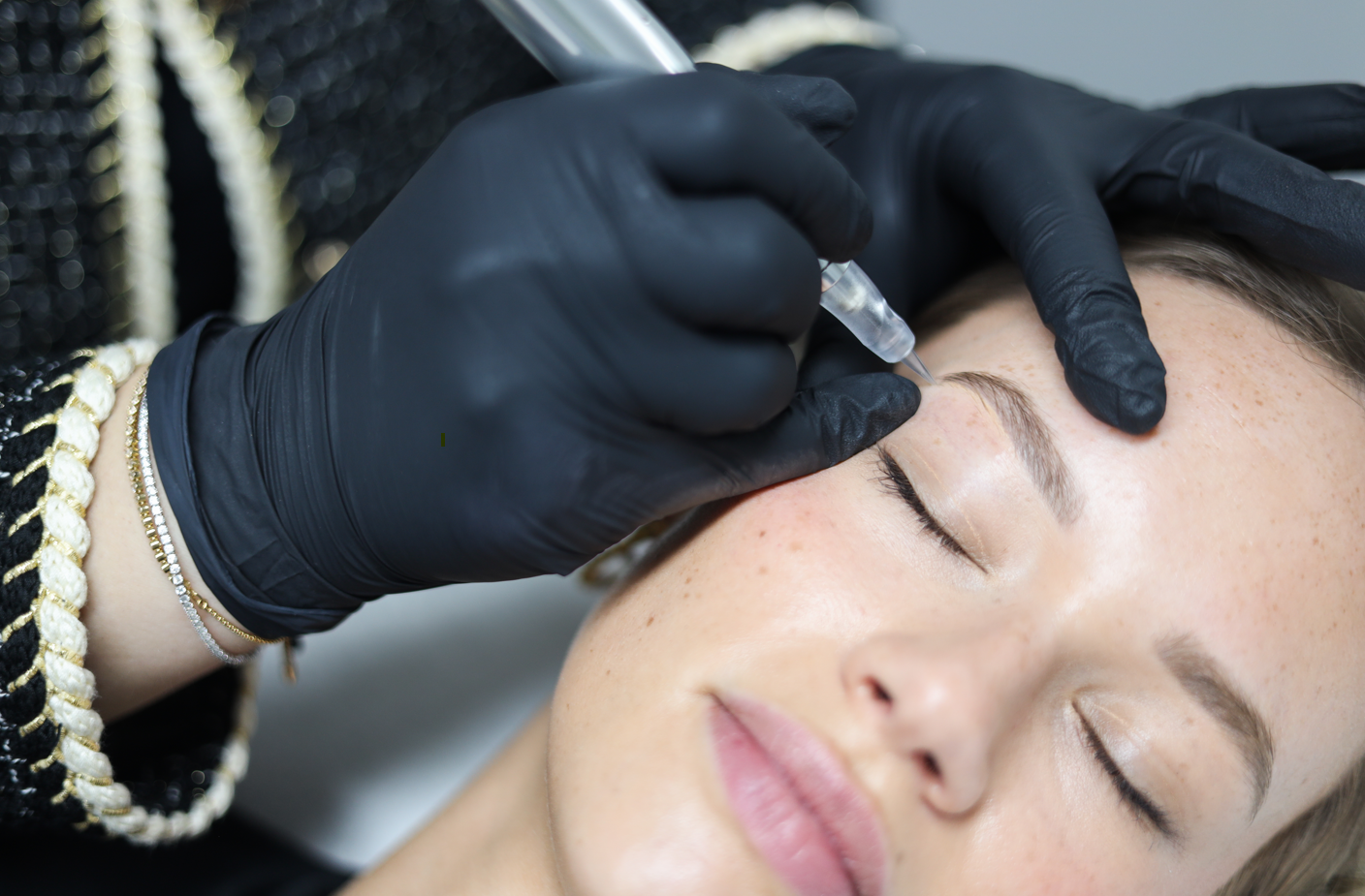 Permanent makeup specialist in Gorinchem die lippigmentatie, deepliner/eyeliner en powderbrows uitvoert 