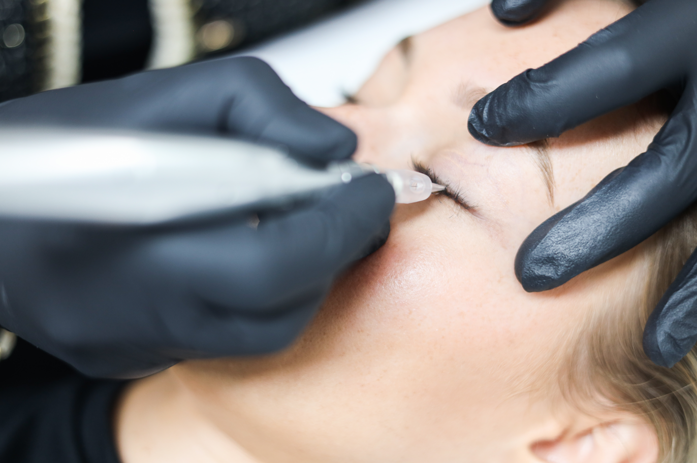 Permanent makeup specialist in Gorinchem die lippigmentatie, deepliner/eyeliner en powderbrows uitvoert 