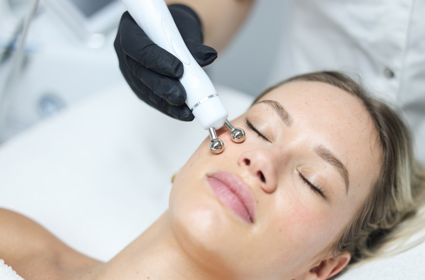 Schoonheidsspecialiste in Gorinchem die microneedling, dieptereiniging uitvoert medik8