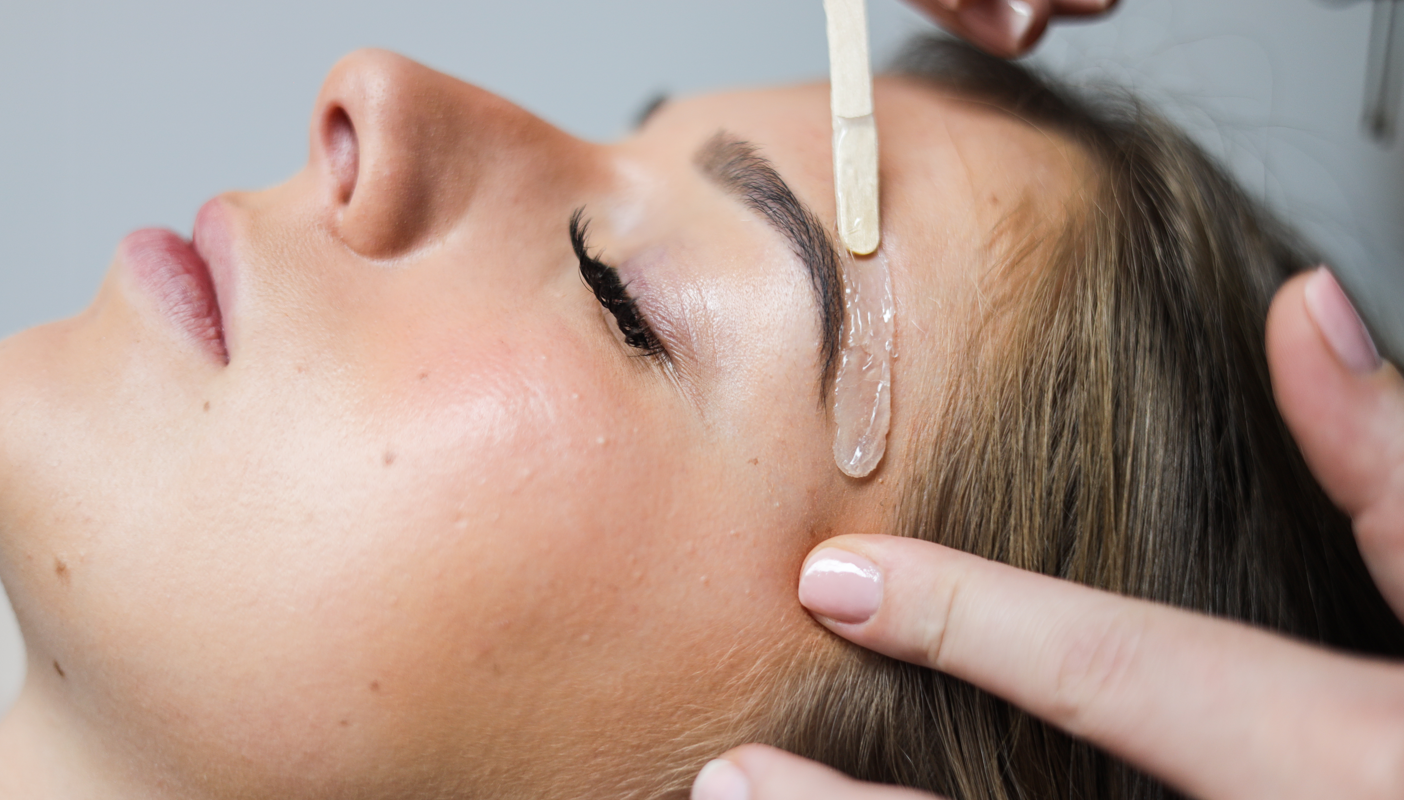 Schoonheidsspecialiste in Gorinchem die lashlifting, browlifting, hybrid brows, waxen, epilatie uitvoert 